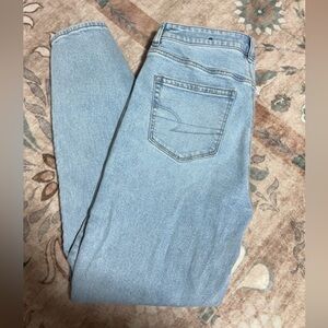 Women’s American Eagle Light Wash Mom Jean